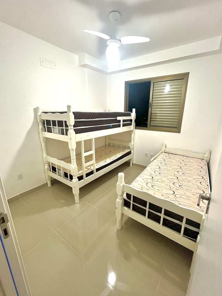 غرفة فردية مع مراتب إضافية لوضعها على الأرض إذا لزم الأمر. 