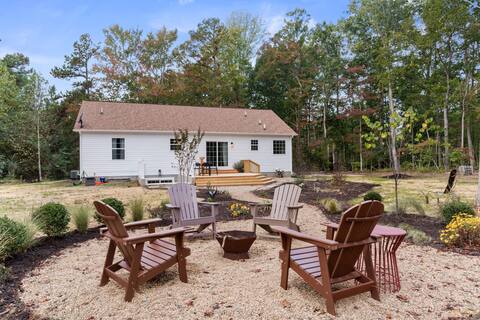 Sleeps 10: Fire Pit, Wineries, Hiking, Shop, & UVA