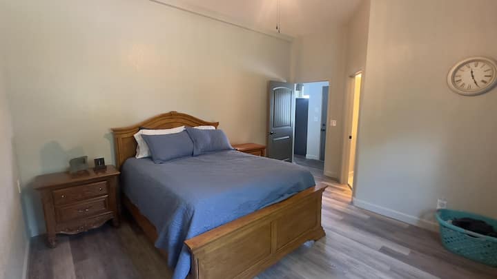 Este dormitorio tiene una cama queen con un colchón muy cómodo y un cubreespuma viscoelástica adicional para mayor comodidad y almohadas increíbles para ayudarte a dormir bien.