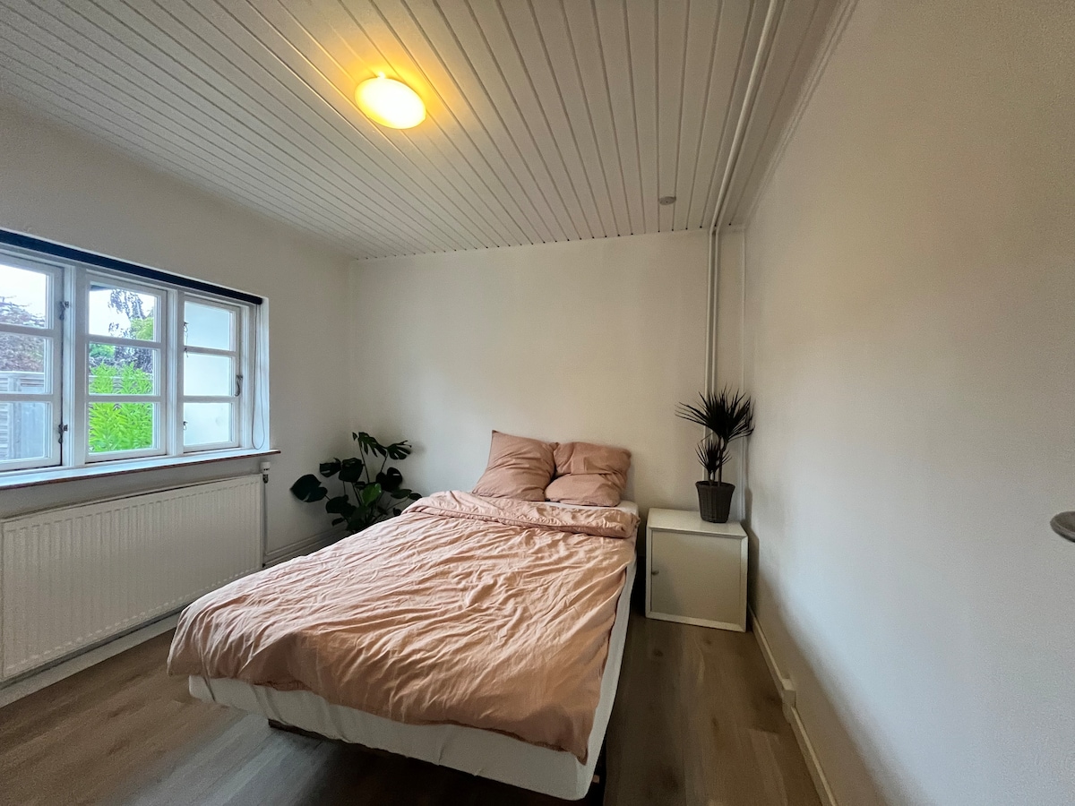 غرفة نوم بمساحة 9 أمتار مربعة مع سرير واحد وخزانة ملابس مع رفوف وشماعات.