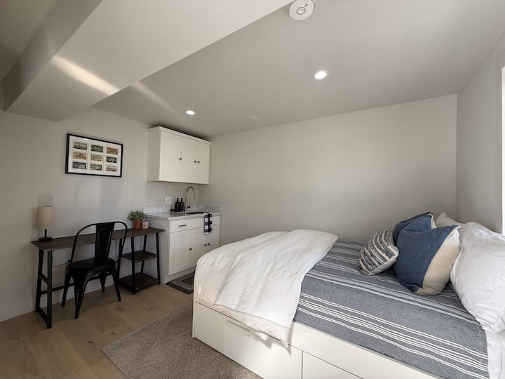 Quiet Russian Hill Studio W/ Private Patio - San Francisco, CA