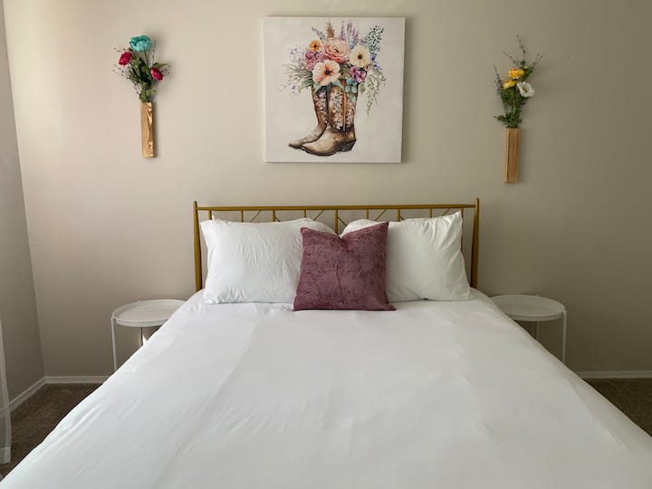 غرفة نوم كوين مع خزانة ملابس