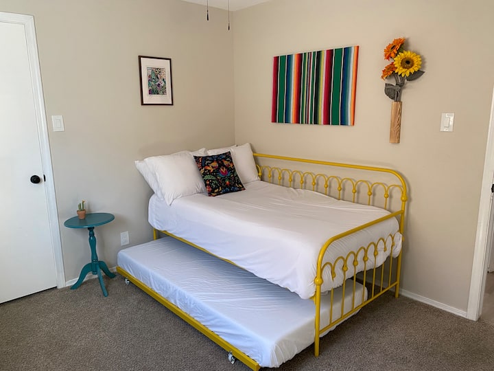 سرير تراندل مع فرشتين توأم وخزانة ملابس.