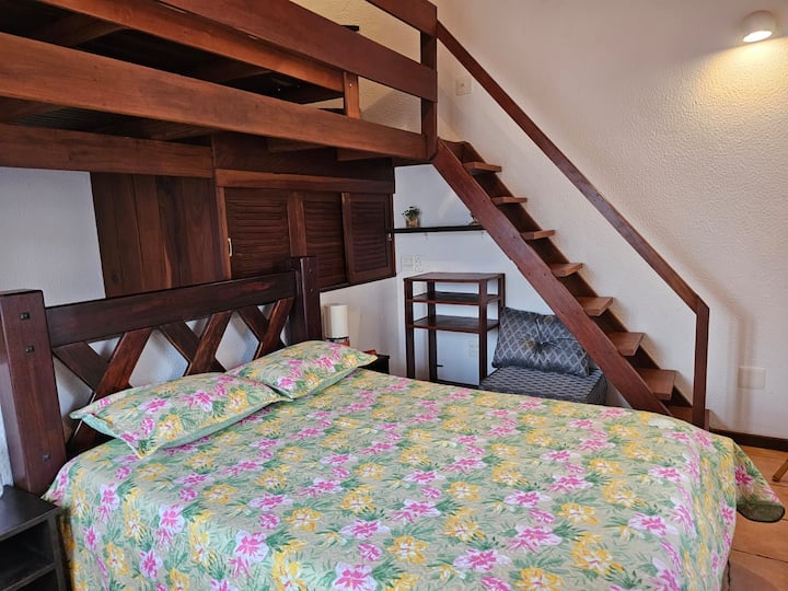 Chambre double avec climatisation, ventilateur au plafond, placard intégré et deux canapés convertibles simples.