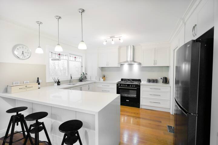 Darlington: Fully Renovated 1920s Cottage