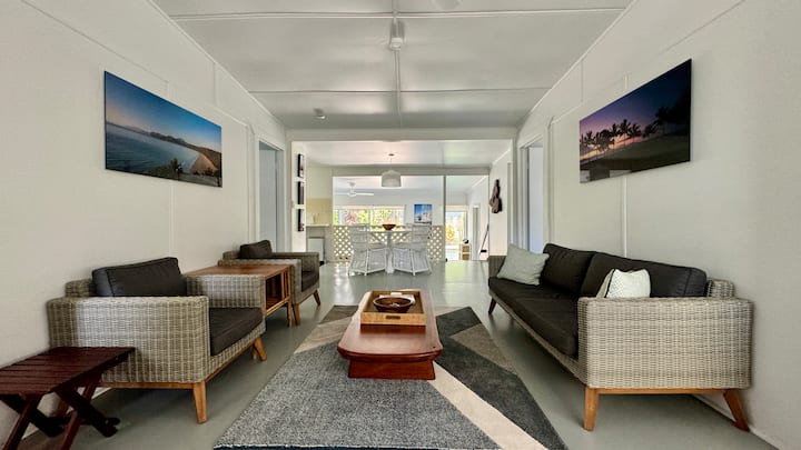 Ღია გეგმა, მსუბუქი და ფართო სივრცე დასაჯდომი ადგილების მრავალფეროვანი მოწყობით ოჯახის ყველა წევრისთვის