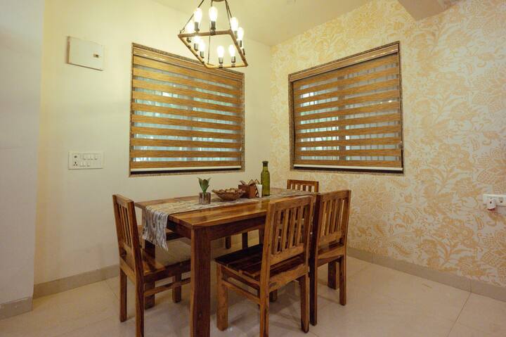 Dining area image 1