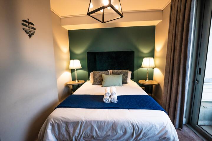 Luxury V&A Apartment – Mountain & Canal Views gallery image 4