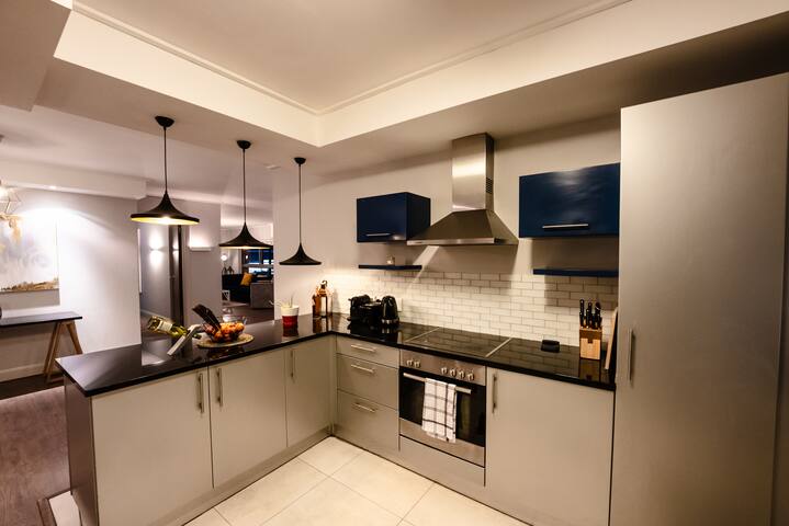 Luxury V&A Apartment – Mountain & Canal Views gallery image 5