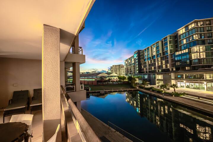 Luxury V&A Apartment – Mountain & Canal Views gallery image 2
