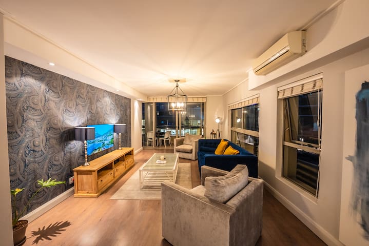 Luxury V&A Apartment – Mountain & Canal Views