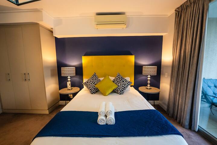 Luxury V&A Apartment – Mountain & Canal Views gallery image 3