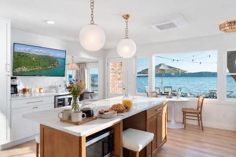 Crystal Lake Retreat with hot tub and dock