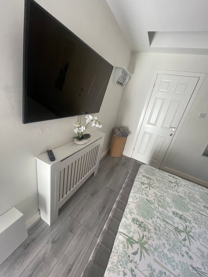 Guest House/annexe With Off-street Parking - Manchester