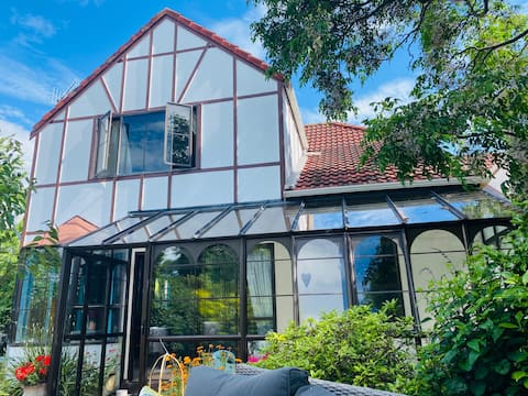 Urban Cottage -
Oasis in the heart of Richmond!