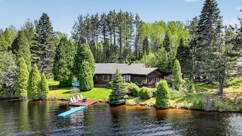 Cottage in Sainte-Rose-du-Nord "The Pearl of the Fjord"
