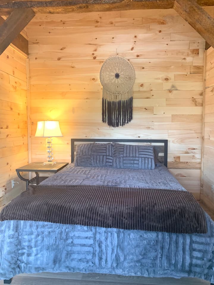 Master Bedroom - Queen size bed 