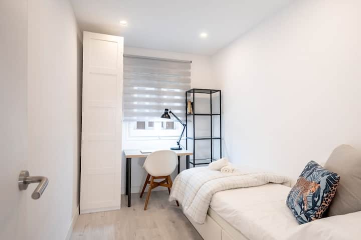 เตียงโซฟาเปิดเป็นเตียงคู่กว้าง 180 x ยาว 190 สำหรับสองคน 