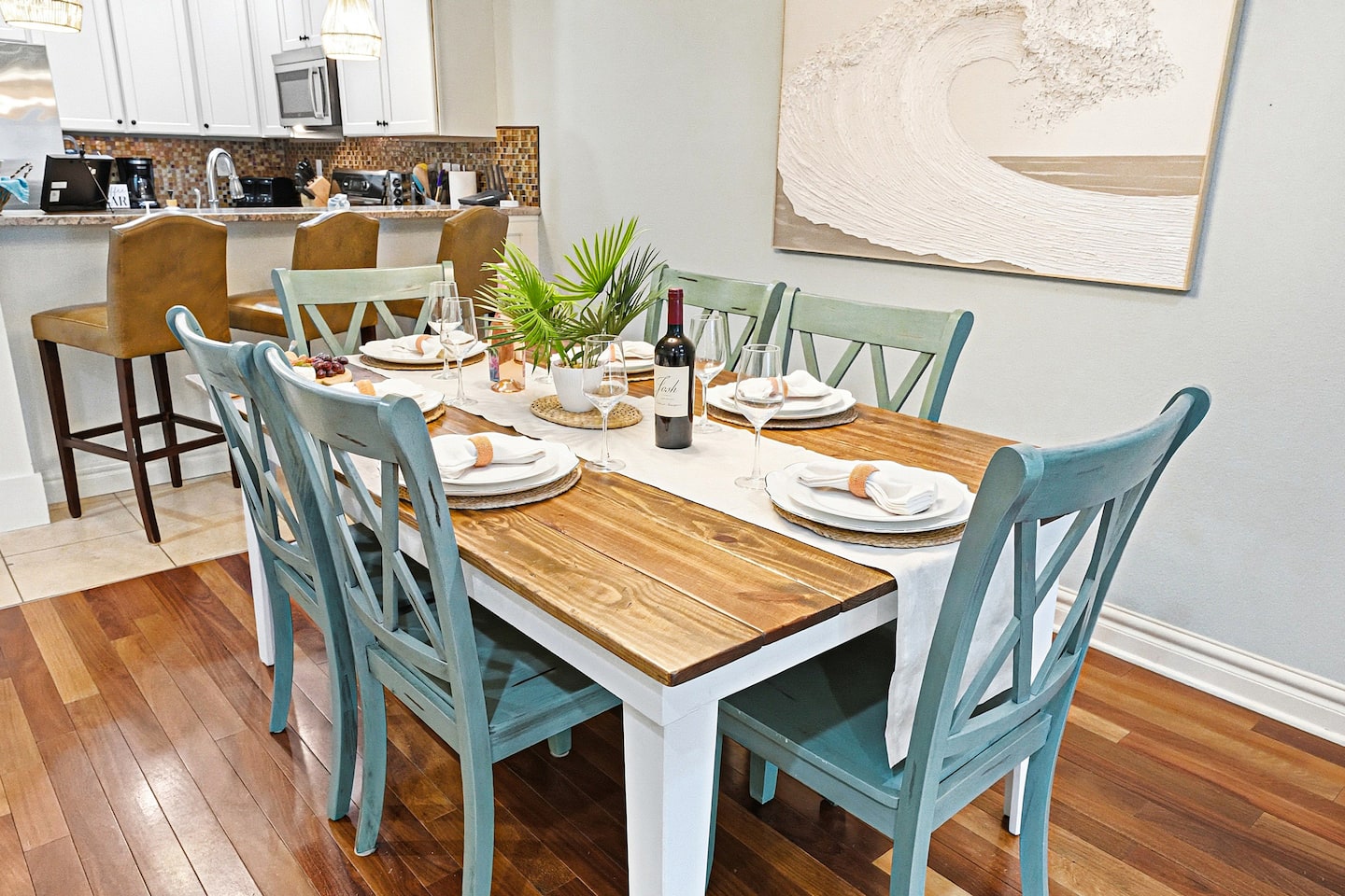 From family breakfasts before the beach to evening seafood dinners, this cozy dining space makes gathering effortless.