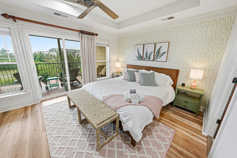 Second king guest suite with its own balcony and en-suite bathroom