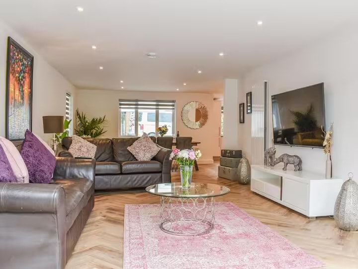 Popular Airbnb listing: Stylish Devon Home with Garden & Parking in North Devon