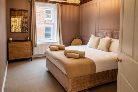 Successful Airbnb property: Stylish City Centre Apartment Sleeps 6 in Canterbury