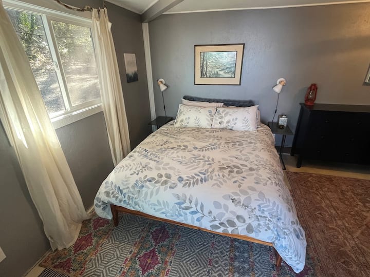 تحتوي الإضافة مقاس 12 × 25 على سرير بحجم كوين وسرير مزدوج ومكتب صغير وكرسي، بالإضافة إلى السماح لك بالوصول إلى الغسالة والمجفف. يوجد حوض مرافق في هذه الغرفة أيضًا. 