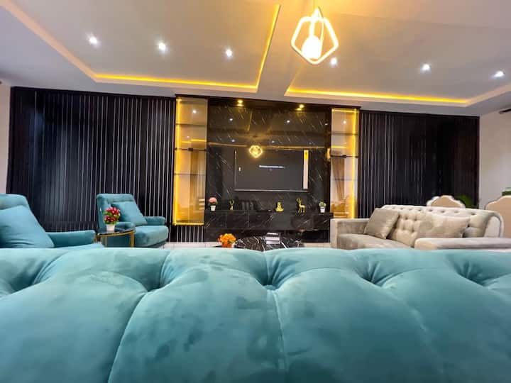 Fully detached Luxury 4 Bedroom house with Pool