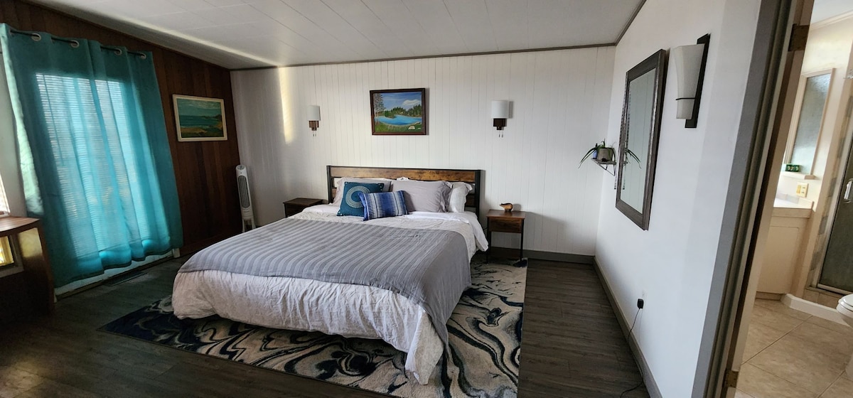 King Sized Firm Tempur - pedic مع حمام داخلي وإمكانية الوصول إلى سطح السفينة لغروب الشمس والشواء.