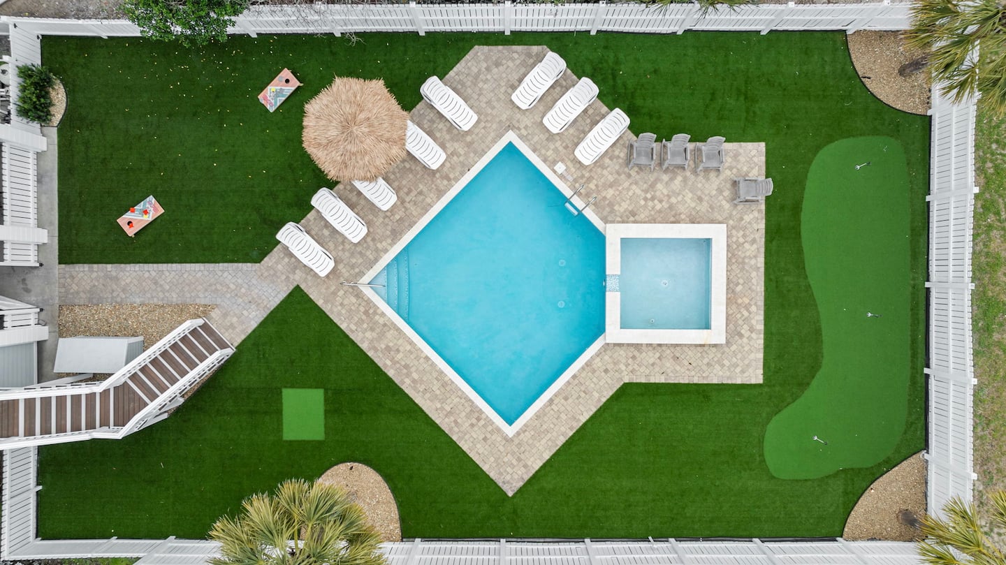 Let everyone roam the fully fenced backyard without a second thought. Room for the whole group to land at once.