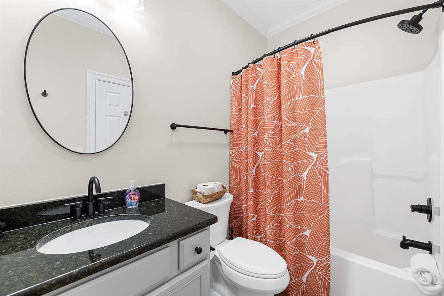 Queen Bed Ensuite Bathroom