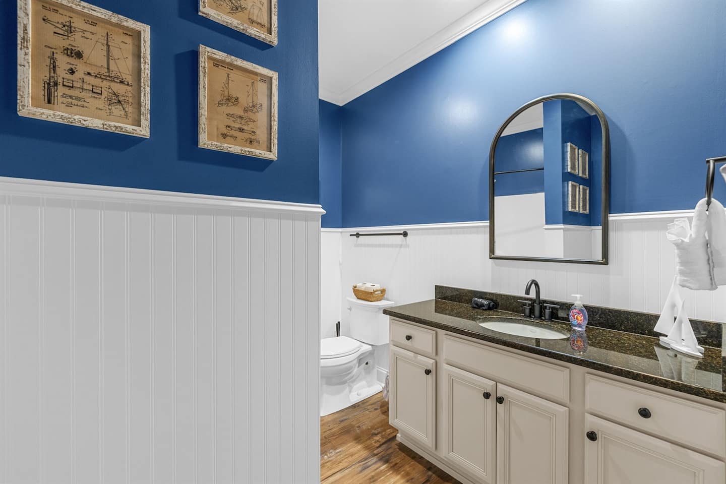 Queen Bed Ensuite Bathroom