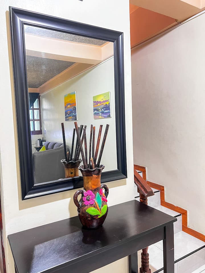 Ogledalo u dnevnom boravku za posljednji detalj prije izlaska