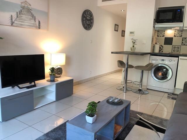 Popular Airbnb listing: 3-star apartment center terrace pool parking in Cannes