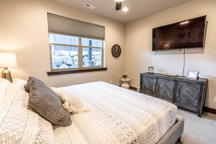 غرفة نوم بسرير كينج في الطابق السفلي