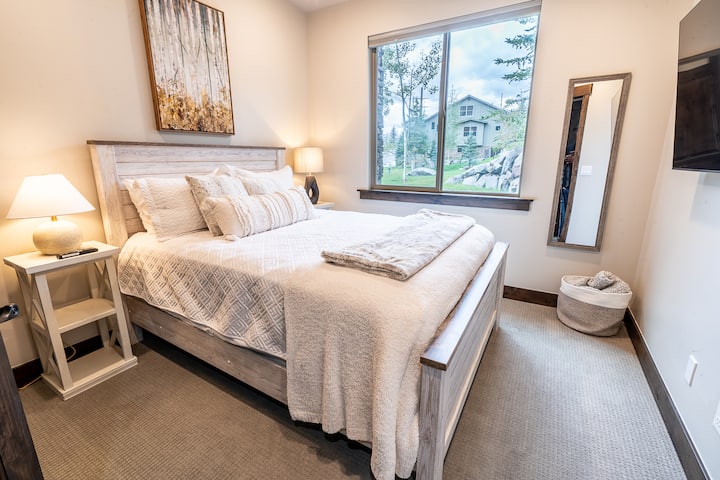 غرفة نوم بسرير كوين