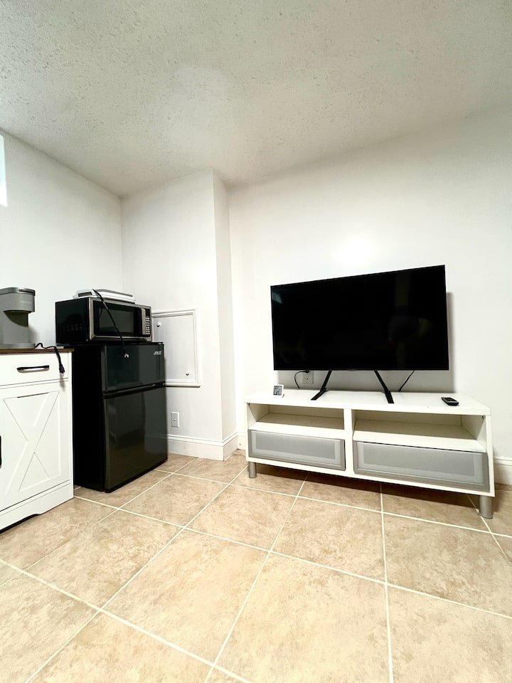 Room In West Hartford Center/blue Back Square - New Britain, CT