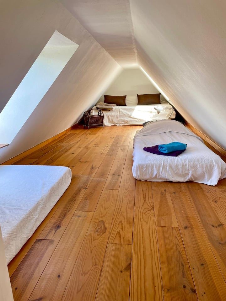 Una vista del nivel superior para dormir 4, donde son posibles 2-4 lugares para dormir en los colchones. Este nivel para dormir no tiene altura de nieve y solo está diseñado para dormir o descansar,