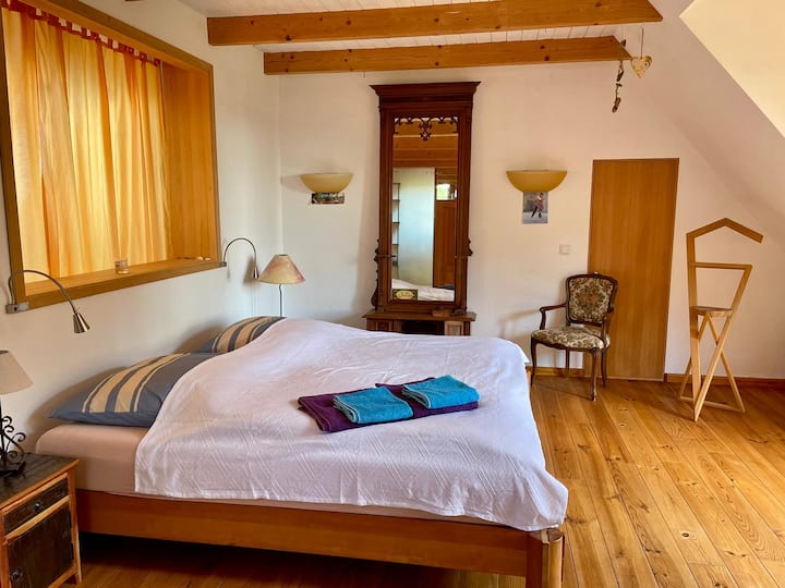 Dormitorio 2 con cama tamaño king (2x2 m) con máximo. Tiene capacidad para 2 adultos y 1 bebé. 