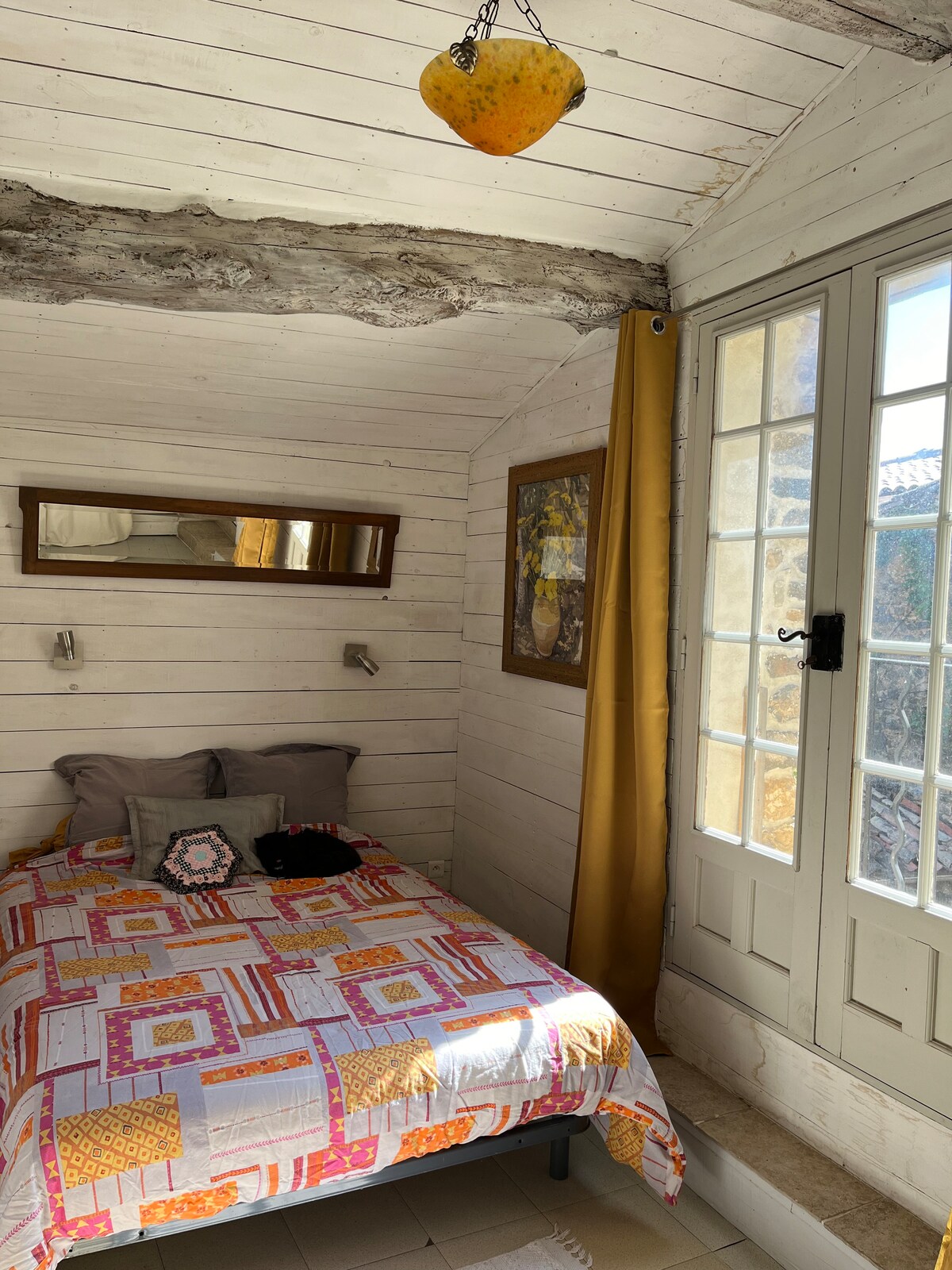 ห้องพักสวยสีขาวมีระเบียงเล็กๆพร้อมเตียงคู่ (140 ซม.) 