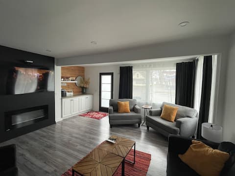 Top Airbnb: cottage short walk to beach in Fort Erie