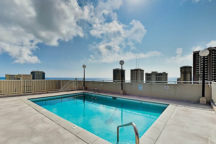 1br Condo With Rooftop Pool - Walk To Beach - Honolulu