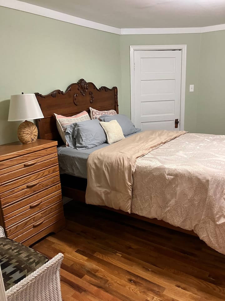 Schlafzimmer mit Queensize-Bett.