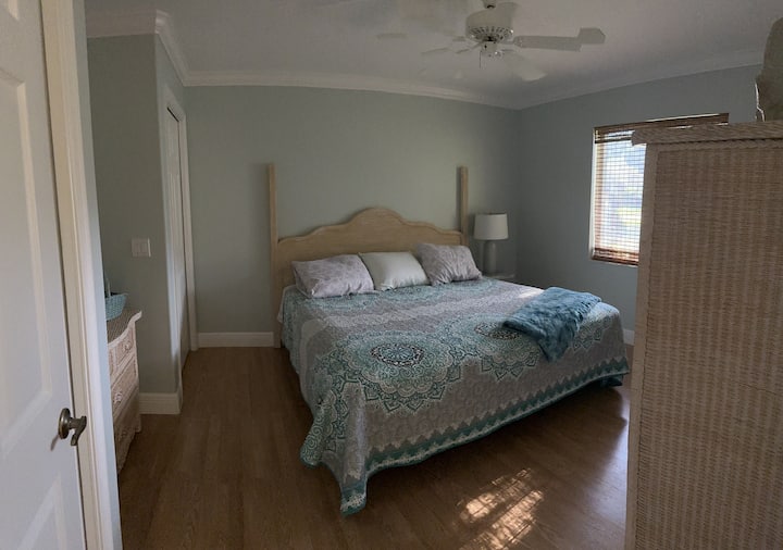 King Bedroom, bafu la karibu