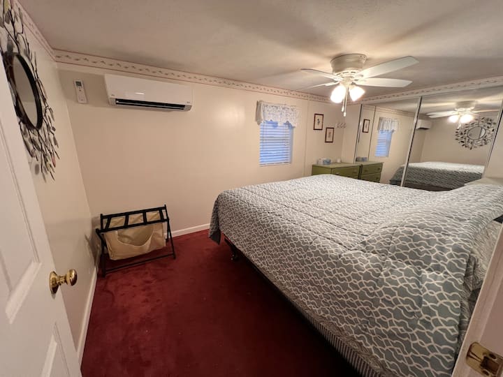 Letto matrimoniale grande e spazio per un gioco d'azzardo (BYO).  Biancheria e cuscini extra nell'armadio e tanto spazio nella cassettiera.  Riscaldamento/aria condizionata a controllo separato per temperature personalizzate della camera da letto.