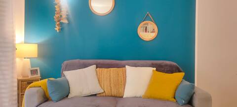 Annonce Airbnb populaire: Between Vélodrome and the Sea: The Song of Parakeets à Marseille 8e Arrondissement
