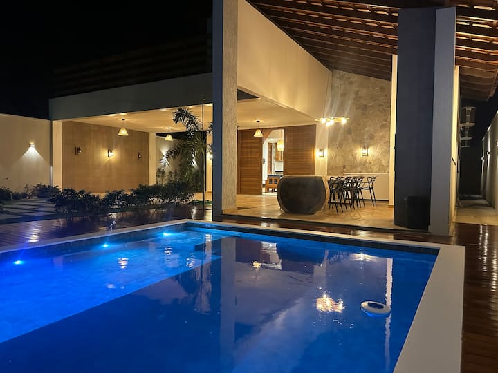 Baleia Beach House
Just a 3-minute walk to the beach!