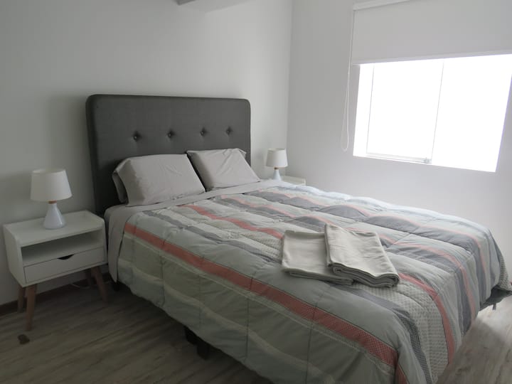 CHUMBA KIKUU
Kitanda aina ya Queen
