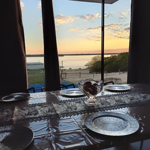 Top Airbnb: Riverfront house for up to 11 people. in Departamento Ituzaingó