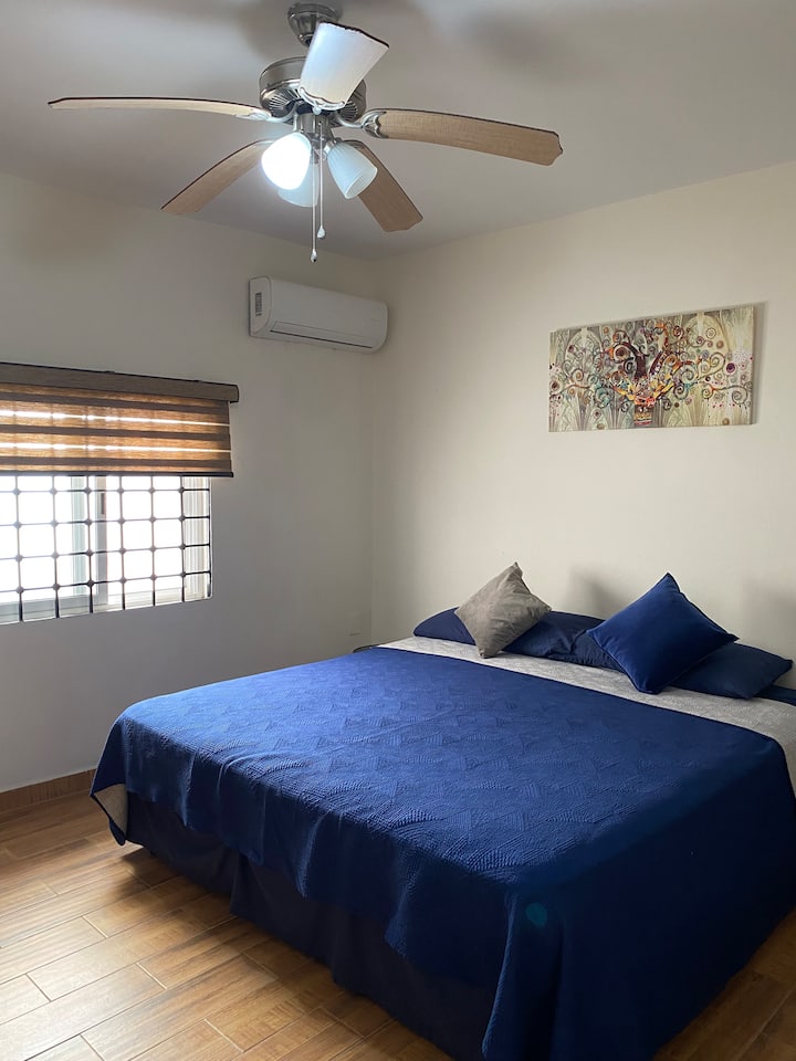 Dhoma kryesore e gjumit me krevat dopio "king".